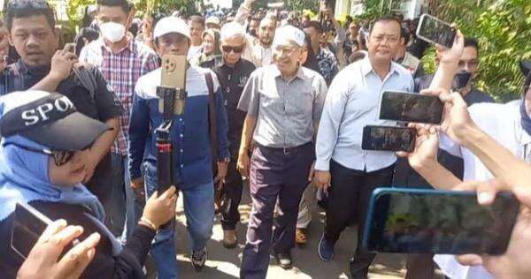 Rombongan TPUA Geruduk Rumah Jokowi Desak Klarifikasi Ijazah Rombongan TPUA Geruduk Rumah Jokowi Desak Klarifikasi Ijazah