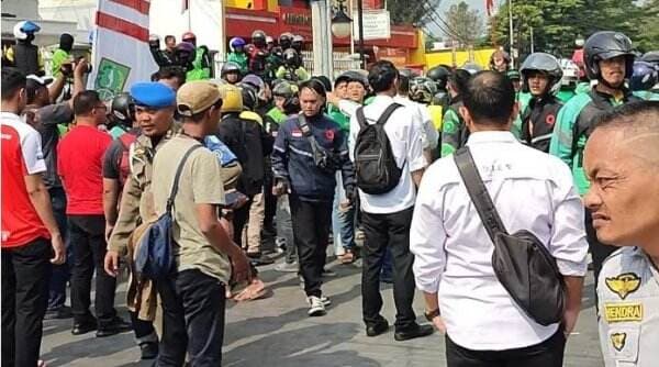 Sukabumi Mencekam! Ratusan Ojek Online Bentrok dengan Massa Sopir Angkot