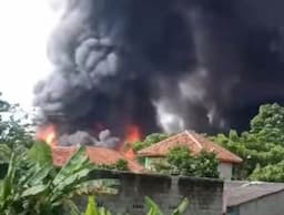 Pabrik di Jatake Tangerang Kebakaran, Asap Hitam Membubung Tinggi