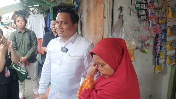 Tangis Haru Sariyah, Istri Pertama Pak Tarno, saat Terima Bantuan dari Gus Miftah