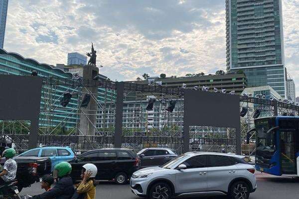 Viral TikTokers Diusir Satpol PP saat Lagi Live Streaming di Bundaran HI Viral TikTokers Diusir Satpol PP saat Lagi Live Streaming di Bundaran HI