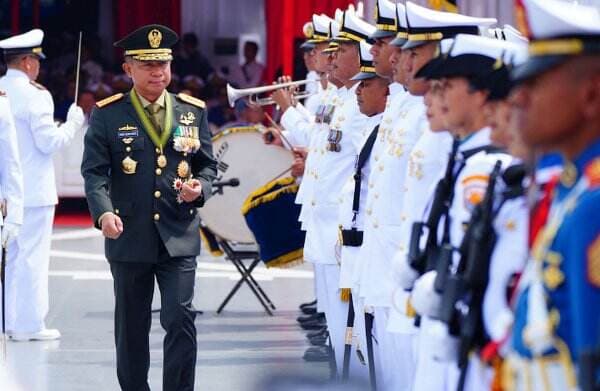  Panglima TNI Pimpin Upacara HUT Ke-79 TNI AL di Perairan Teluk Jakarta