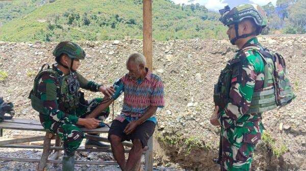 Aksi Simpatik Pasukan Tempur Raider Motuliato Bikin Warga di Pedalaman Papua Terharu Aksi Simpatik Pasukan Tempur Raider Motuliato Bikin Warga di Pedalaman Papua Terharu