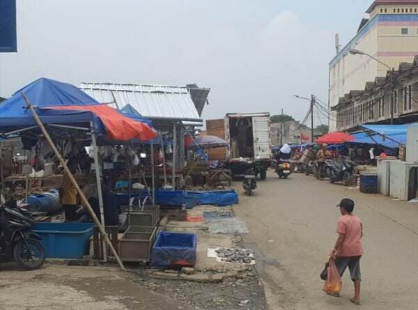 Duh! Lapak Liar di Pasar Ciputar Bikin Proyek Jalan Pedestrian Rp9,7 Miliar Terancam Molor