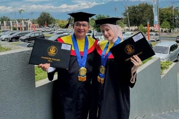 Lulus S1 Hukum, Pasha Ungu dan Adelia Wisuda Bareng