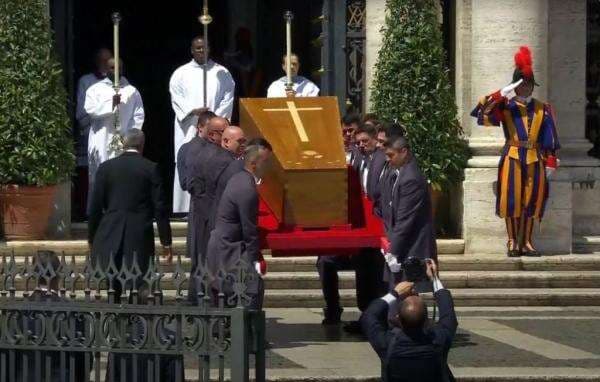 Vatikan: Jenazah Paus Fransiskus Telah Dimakamkan Vatikan: Jenazah Paus Fransiskus Telah Dimakamkan