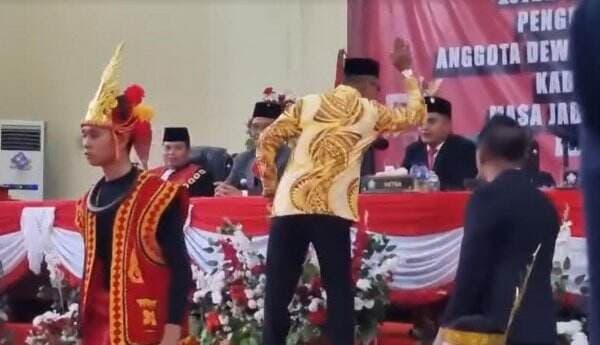 Seorang Pria Mengamuk Acak-Acak Pelantikan Anggota DPRD Nias Selatan