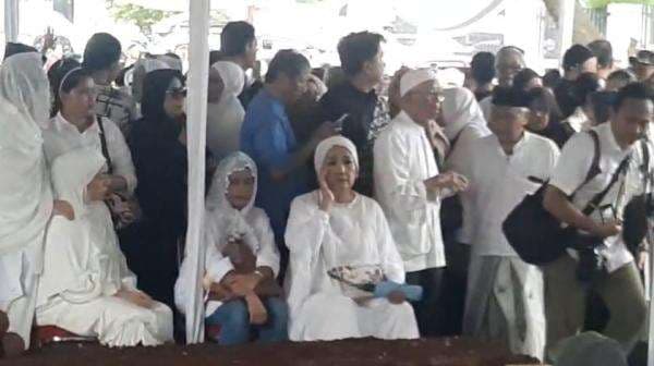 Kalimat Tahlil Berkumandang saat Jenazah Titiek Puspa Dikuburkan, Ratusan Pelayat Menangis Haru Kalimat Tahlil Berkumandang saat Jenazah Titiek Puspa Dikuburkan, Ratusan Pelayat Menangis Haru