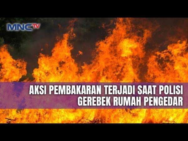 Massa Ngamuk Bakar Motor Polisi usai Penggerebekan Kasus Sabu di Medan Massa Ngamuk Bakar Motor Polisi usai Penggerebekan Kasus Sabu di Medan