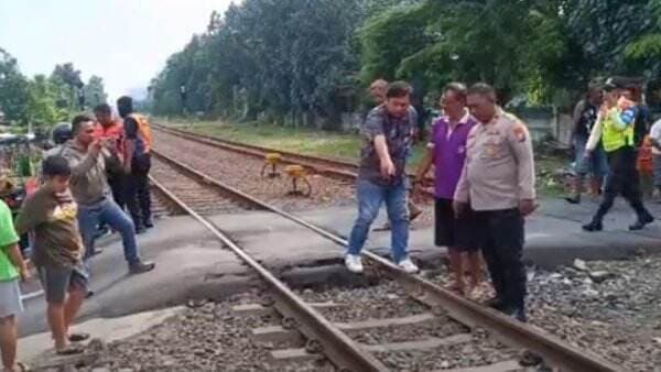 Palang Perlintasan Lupa Ditutup, Pemotor Emak-Emak di Surabaya Tertabrak KA