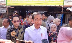 Dampingi Jokowi Tinjau Pasar Dukuh Kupang, Pj. Gubernur Adhy Pastikan Harga Bapok Jatim Terkendali