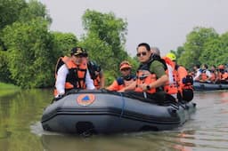 Pj. Gubernur Adhy Pimpin Pembersihan Sungai Kedungpeluk untuk Atasi Banjir di Sidoarjo