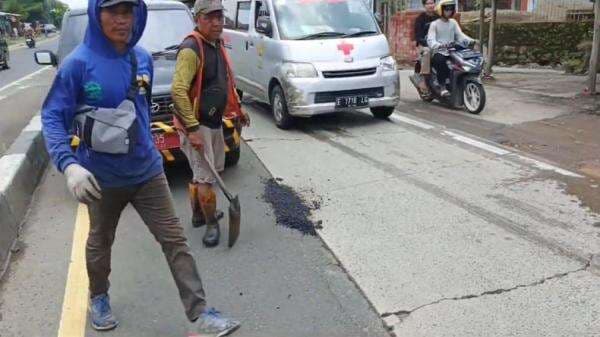 Kondisi Terkini Jalur Mudik di Pantura Cirebon, Pekerja Sibuk Tambal Jalan Berlubang Kondisi Terkini Jalur Mudik di Pantura Cirebon, Pekerja Sibuk Tambal Jalan Berlubang