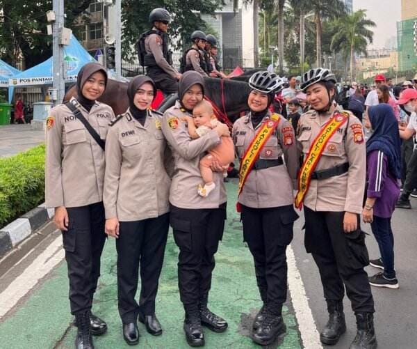 Penampakan Polwan dan Polisi Berkuda Jaga Keamanan di CFD Jakarta   