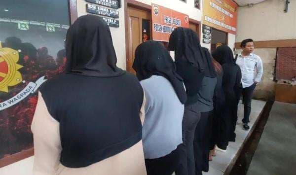 Penampakan 7 Karyawati Cantik yang Tilep Duit Restoran untuk Liburan ke Bali dengan Kekasih Penampakan 7 Karyawati Cantik yang Tilep Duit Restoran untuk Liburan ke Bali dengan Kekasih