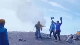 Gunung Semeru Ditutup, Sekelompok Pendaki malah Nekat sampai ke Puncak