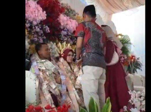Viral Pernikahan bak Anak Sultan di Bangkalan, Pengantin Bermandikan Uang Saweran Viral Pernikahan bak Anak Sultan di Bangkalan, Pengantin Bermandikan Uang Saweran