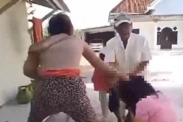 Dituduh Pelakor, Wanita di Sampang Dikeroyok Emak-Emak Secara Brutal