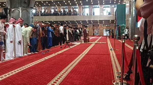 Penuh Khidmat, Wapres Laksanakan Sholat Idul Adha 1445 H di Masjid Istiqlal
