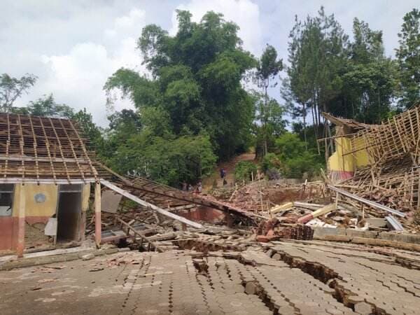 Pergerakan Tanah di Bandung Barat Rusak Puluhan Rumah, Warga Cigombong Direlokasi