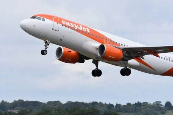 Pesawat EasyJet Turbulensi Parah, Pramugari Terlempar hingga Patah Kaki