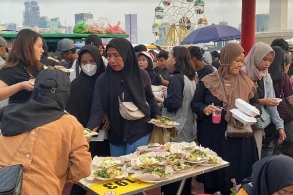 Makan Gratis di Pesta Rakyat HUT Bhayangkara ke-78,  Gercep Diserbu Pengunjung!