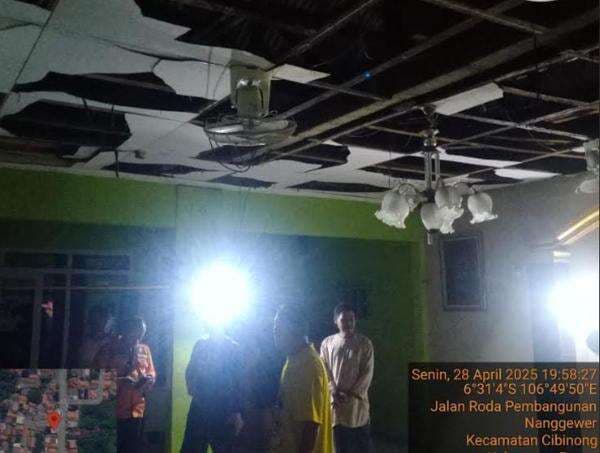 Mushola di Cibinong Tersambar Petir, 5 Jamaah Terluka Tertimpa Plafon Mushola di Cibinong Tersambar Petir, 5 Jamaah Terluka Tertimpa Plafon