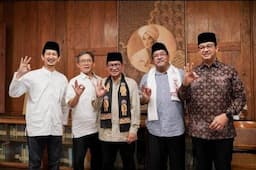 Viral! Anies Pamer Salam Tiga Jari Bareng Pramono-Rano