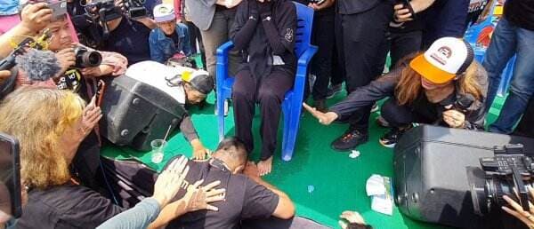 Pasangan Dharma-Kun Basuh dan Cium Kaki Emak-Emak di Hari Terakhir Kampanye