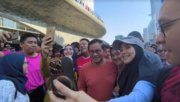 Pramono-Rano Karno Jadi Sasaran Selfie di CFD Sudirman-Thamrin