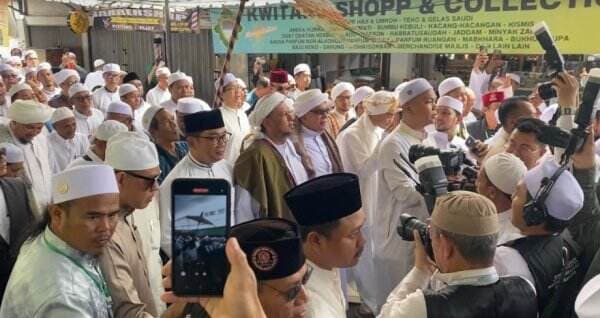 Jamaah Majelis Taklim&nbsp;Al-Habsy Kwitang Doakan Kemenangan Ridwan Kamil-Suswono