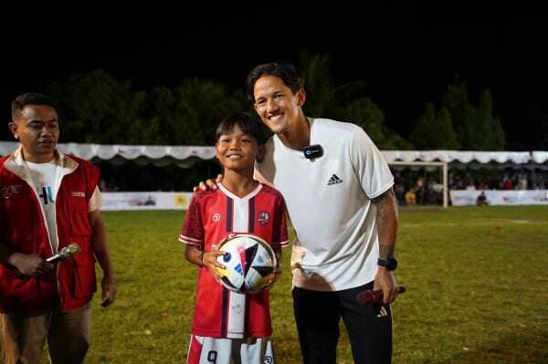 Irfan Bachdim Beri Coaching Clinic di Relawan Bakti BUMN Jembrana, Bali