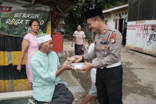 Gandeng Komunitas Motor, Polantas Blusukan di Jakarta Bagikan Takjil dan Buku Cerita Anak Gandeng Komunitas Motor, Polantas Blusukan di Jakarta Bagikan Takjil dan Buku Cerita Anak