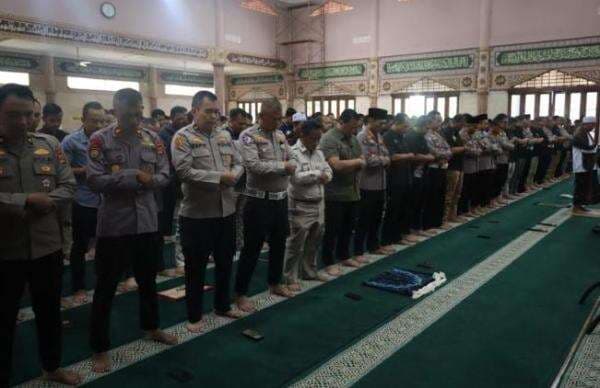 Polda Banten Shalat Ghaib Doakan 3 Polisi Way Kanan Gugur Ditembak Oknum TNI Polda Banten Shalat Ghaib Doakan 3 Polisi Way Kanan Gugur Ditembak Oknum TNI