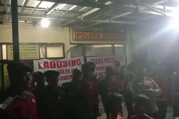 Polisi Lepaskan Maling yang Ditangkap Warga, Polsek Cikedung Langsung Digeruduk Massa Polisi Lepaskan Maling yang Ditangkap Warga, Polsek Cikedung Langsung Digeruduk Massa