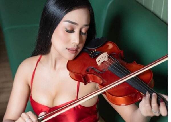 Potret Cantik Model Dewasa Firly Nafisa, Tampil Hot dengan Dress Merah