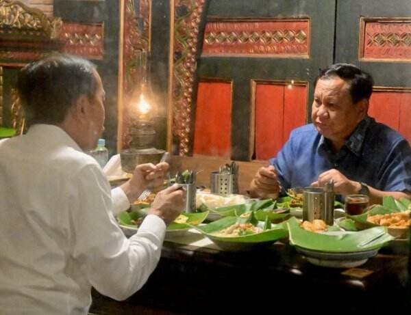 Ini Menu Santap Malam Prabowo dan Jokowi di Angkringan Solo