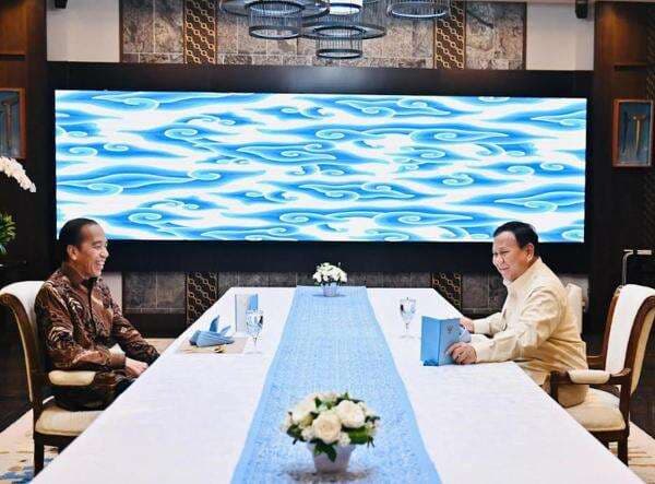 Momen Hangat Prabowo dan Jokowi Berbuka Puasa di Istana Momen Hangat Prabowo dan Jokowi Berbuka Puasa di Istana