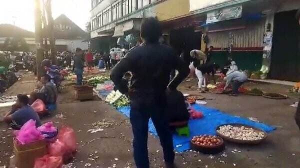 Warga Bogor Keluhkan Pasar Tumpah di Jalan Merdeka,&nbsp;Bikin Macet hingga Bau Sampah