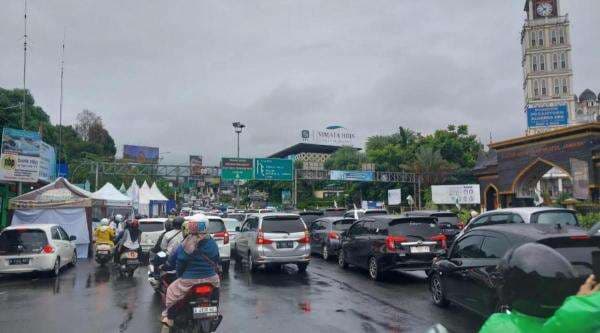 Macet Parah, One Way Arah Puncak Mulai Diberlakukan Pagi Ini Macet Parah, One Way Arah Puncak Mulai Diberlakukan Pagi Ini
