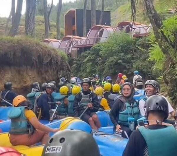 Viral Wisatawan Rafting saat <i>Long Weekend</i>, Sungainya Malah Macet!