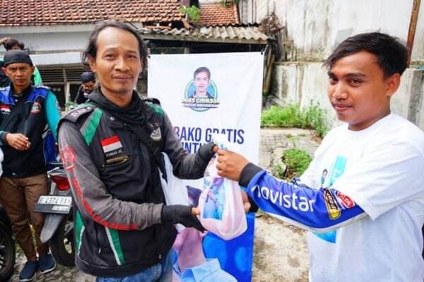 Relawan Mas Gibran Bagi Sembako ke Driver Ojol di Jakarta dan Tangsel
