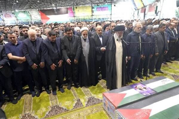 Ribuan Orang Hadiri Upacara Pemakaman Ismail Haniyeh, Jenazahnya Dikubur di Qatar usai Salat Jumat