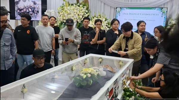 Peti Mati Ricky Siahaan Dihiasi Stiker Band Legendaris, Wujud Cinta Sejati pada Musik Peti Mati Ricky Siahaan Dihiasi Stiker Band Legendaris, Wujud Cinta Sejati pada Musik