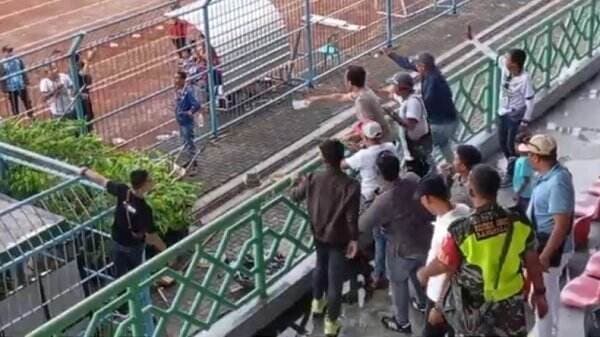 Laga Perseba Bangkalan Vs Persesa Sampang di Stadion Gelora Bangkalan Diwarnai Kericuhan