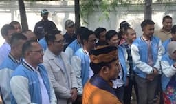 Safari Politik ke Rampai Nusantara, Ridwan Kamil Disambut Tradisi Palang Pintu&nbsp;