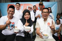 Momen RK Makan Bakso Bareng Warga Kapuk Cengkareng, Dicurhati soal Rumah Tak Layak Huni