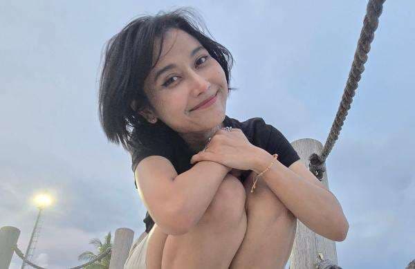 Tangis Riyuka Bunga Pecah Usai Resmi Bercerai dari Heri Horeh Tangis Riyuka Bunga Pecah Usai Resmi Bercerai dari Heri Horeh