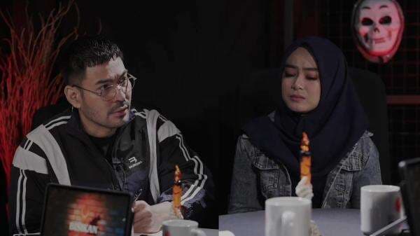 Teror Lantai Satu dan Bau Bangkai, Jelita Jely Curhat ke Robby Purba Pada EPisode Terbaru Bisikan Gaib di YouTube Teror Lantai Satu dan Bau Bangkai, Jelita Jely Curhat ke Robby Purba Pada EPisode Terbaru Bisikan Gaib di YouTube