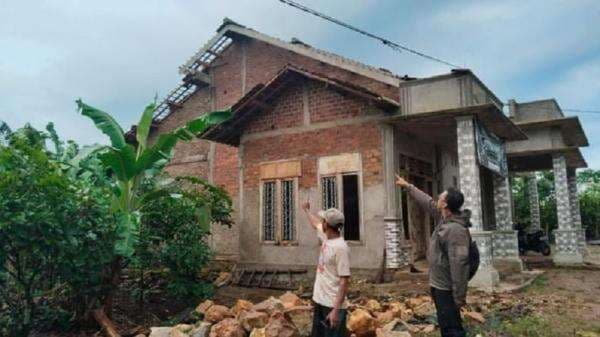 21 Rumah di Tanggamus Lampung Rusak Diterjang Puting Beliung 21 Rumah di Tanggamus Lampung Rusak Diterjang Puting Beliung